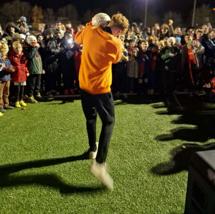 YouTube-Star Jannik Freestyle begeistert Kinder im Rhein-Lahn-Stadion